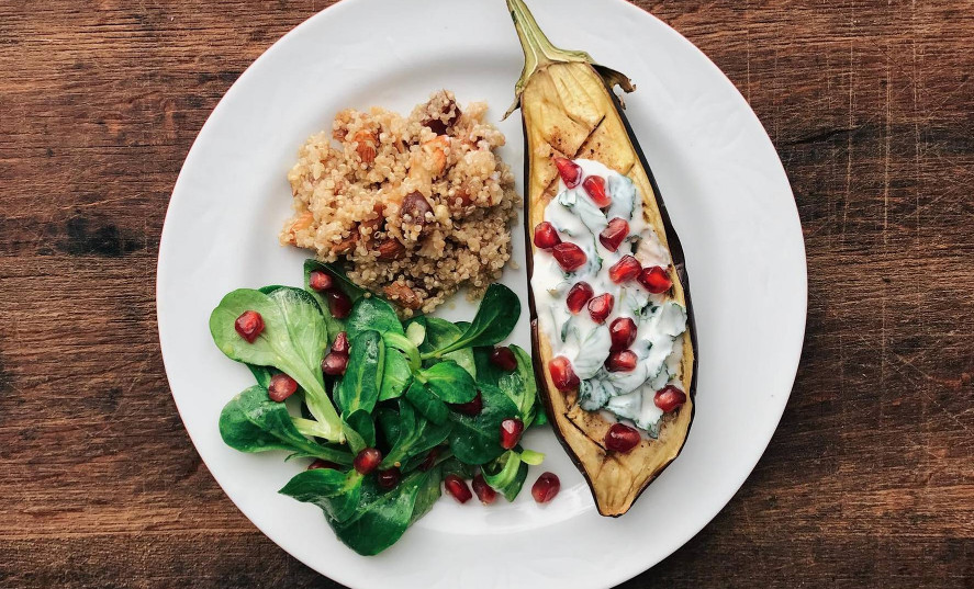 Ofenaubergine mit Mandel-Dattel-Quinoa, Feldsalat und Minzjoghurt