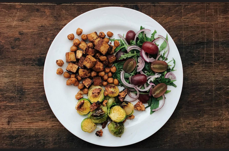 Gerösteter Rosenkohl mit spicy Kichererbsen, Räuchertofu und Rucola-Weintrauben-Salat