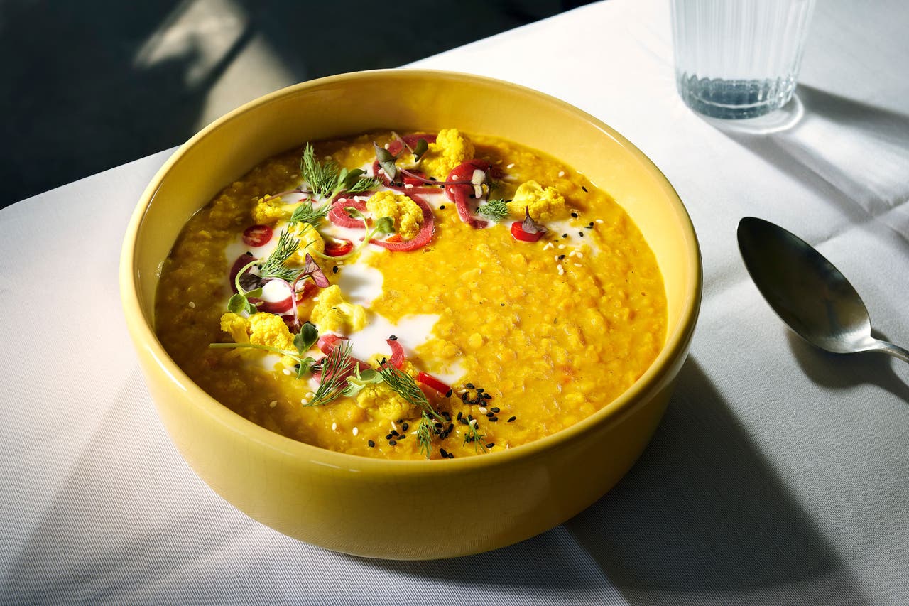 Goldenes Dal mit eingelegtem Gemüse